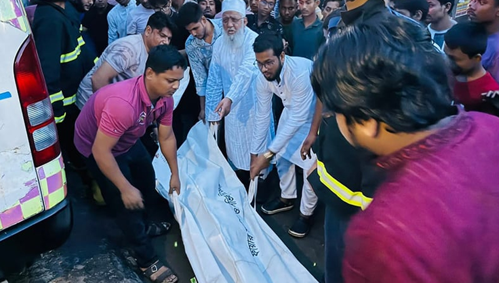 চট্টগ্রামে ট্রাক-সিএনজি-মোটরসাইকেল সংঘর্ষে প্রাণ গেল তিনজনের